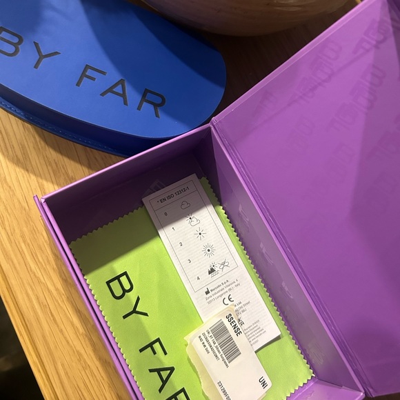 BY FAR Gibson Sunglasses with original accessories. With tags - Picture 3 of 3